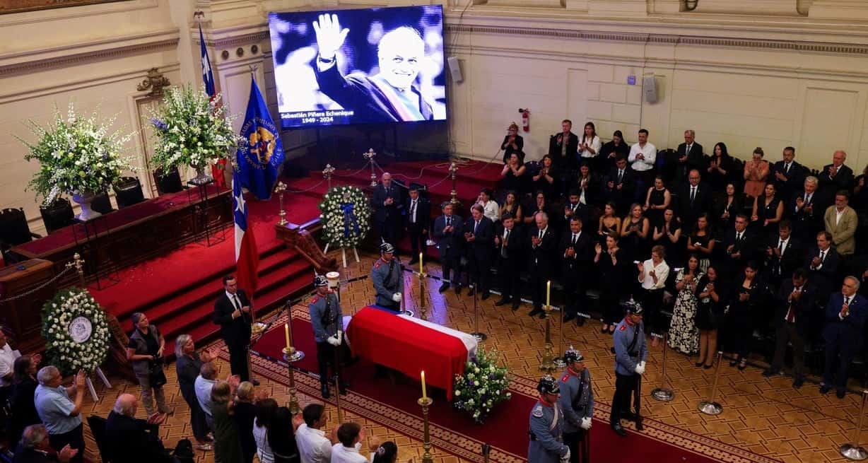 Una vez en el edificio en donde se realiza el funeral de Estado, organizado con todo el protocolo, en féretro fue instalado en la capilla ardiente, en el Salón de Honor. Crédito: Reuters/Pablo Sanhueza