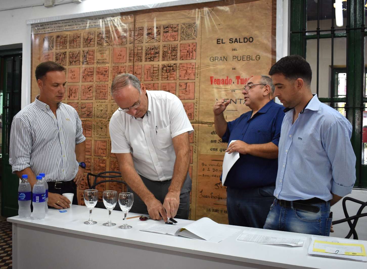 Firma del convenio, con Norberto Gizzi, Lisandro Enrico y Bejamín Gianetti presentes. Foto: Municipalidad de Villa Cañás.