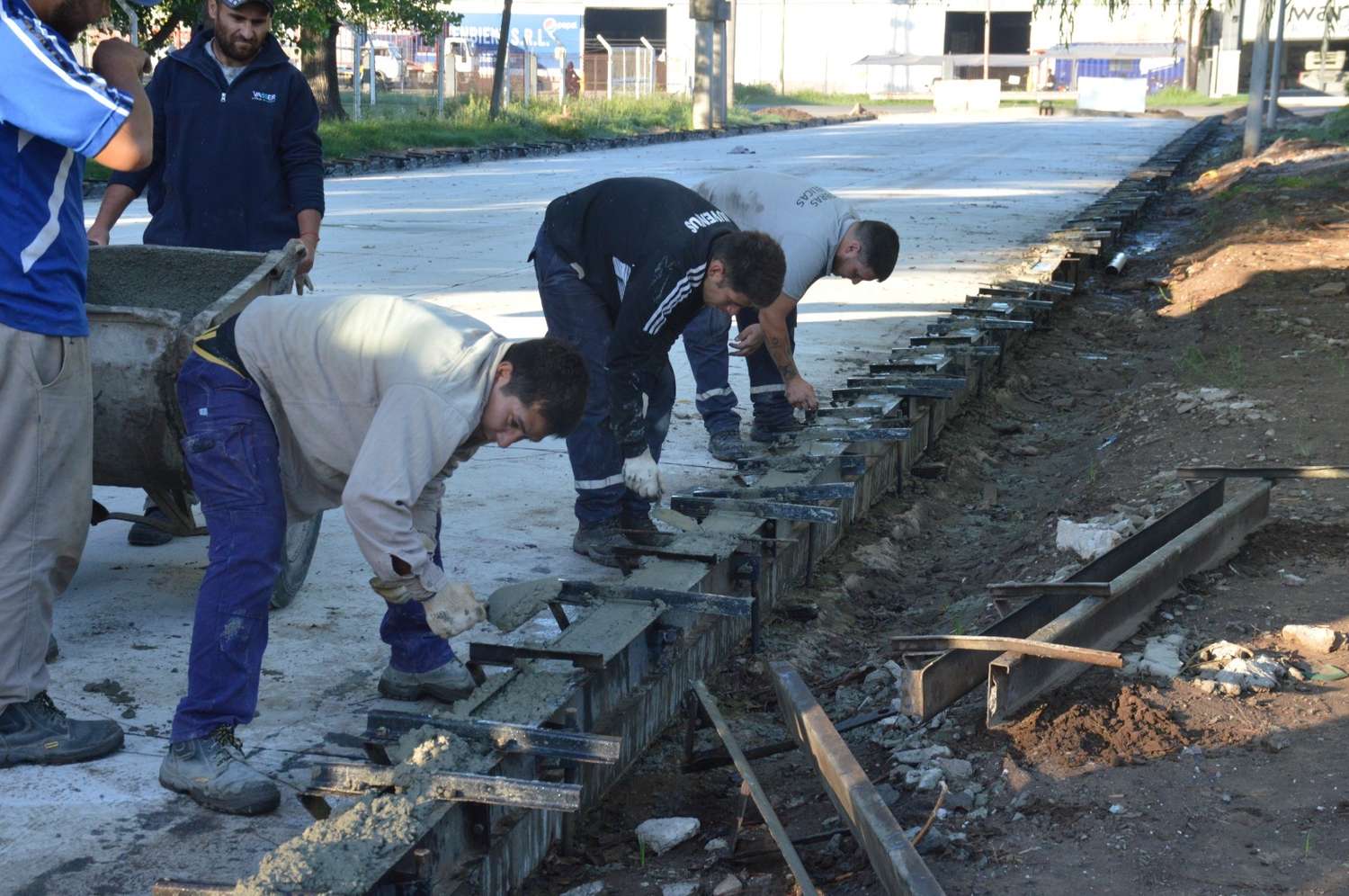 El gobierno municipal avanza en la construcción de cordones de pavimento
