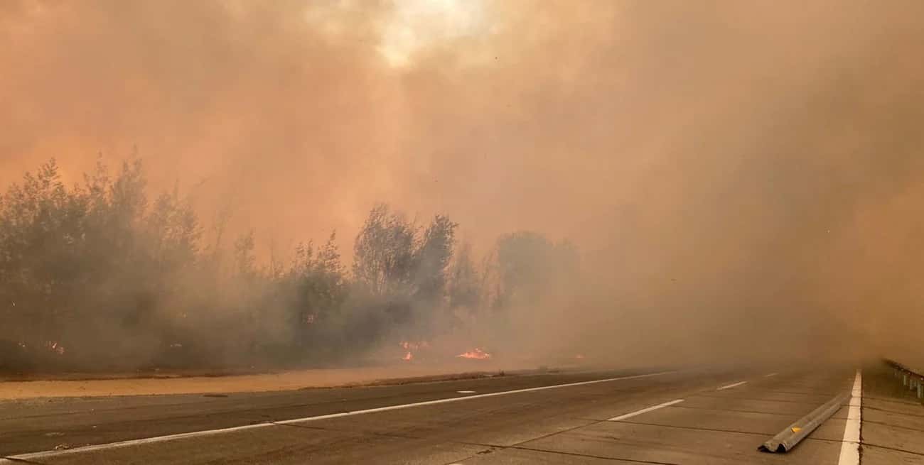 El fuego y humo sobre las rutas chilenas. Crédito: Reuters.