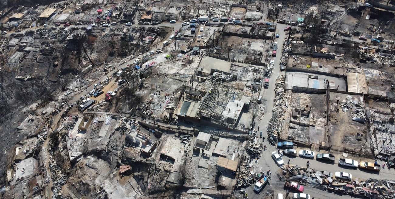 Una imagen tomada con un dron este 5 de febrero: casas destruidas después del incendio forestal en Viña del Mar, Chile. XInhua.