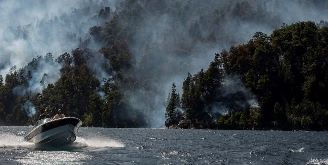 Fuego en el Parque Nahuel Huapi: no superó las líneas de defensa y la lluvia colaboró con las tareas