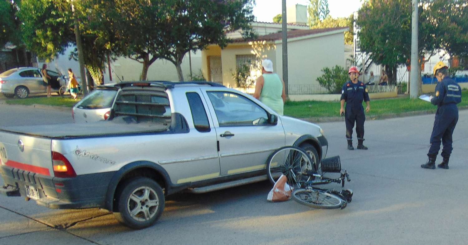 Venado Tuerto: mujer herida al chocar en bicicleta contra una camioneta