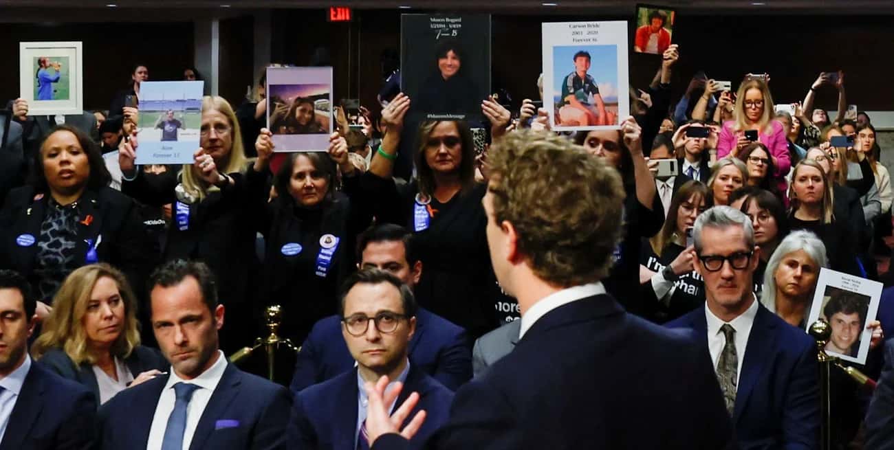 Zuckerberg, de espaldas, durante la audiencia en el Senado. Crédito: REUTERS.