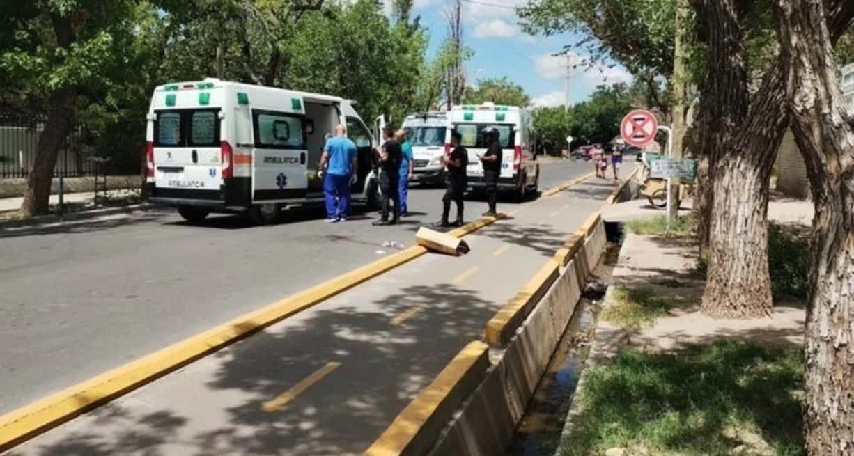 Video: sufrió graves lesiones tras colgarse de su camioneta para evitar que se la roben