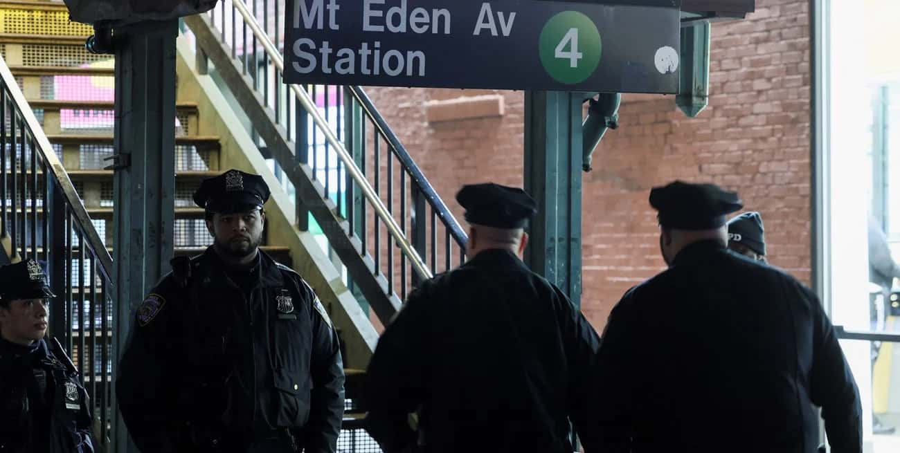 Investigan la escena de un tiroteo en la estación de metro Mount Eden Avenue en el distrito del Bronx en Nueva York. Crédito: REUTERS.
