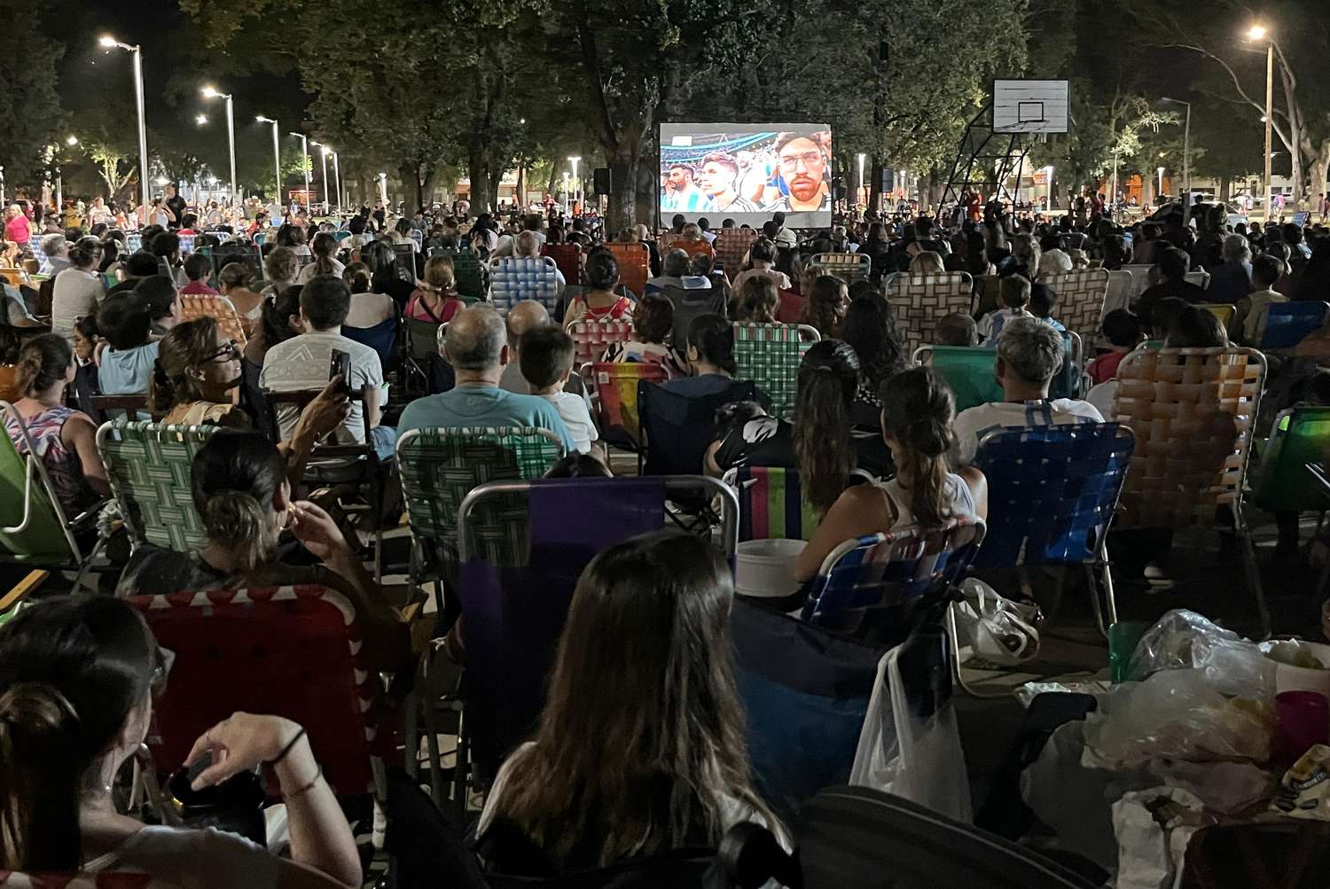 Una multitud se concentró en el Parque Municipal para disfrutar el film “Muchachos”