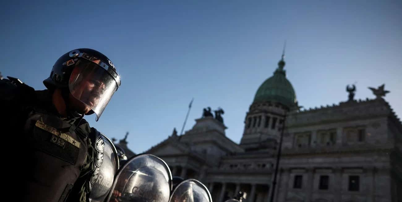 El gobierno nacional aplicó el protocolo antipiquete a raíz de las manifestaciones que se produjeron a las afueras del Congreso. Foto: Reuters.