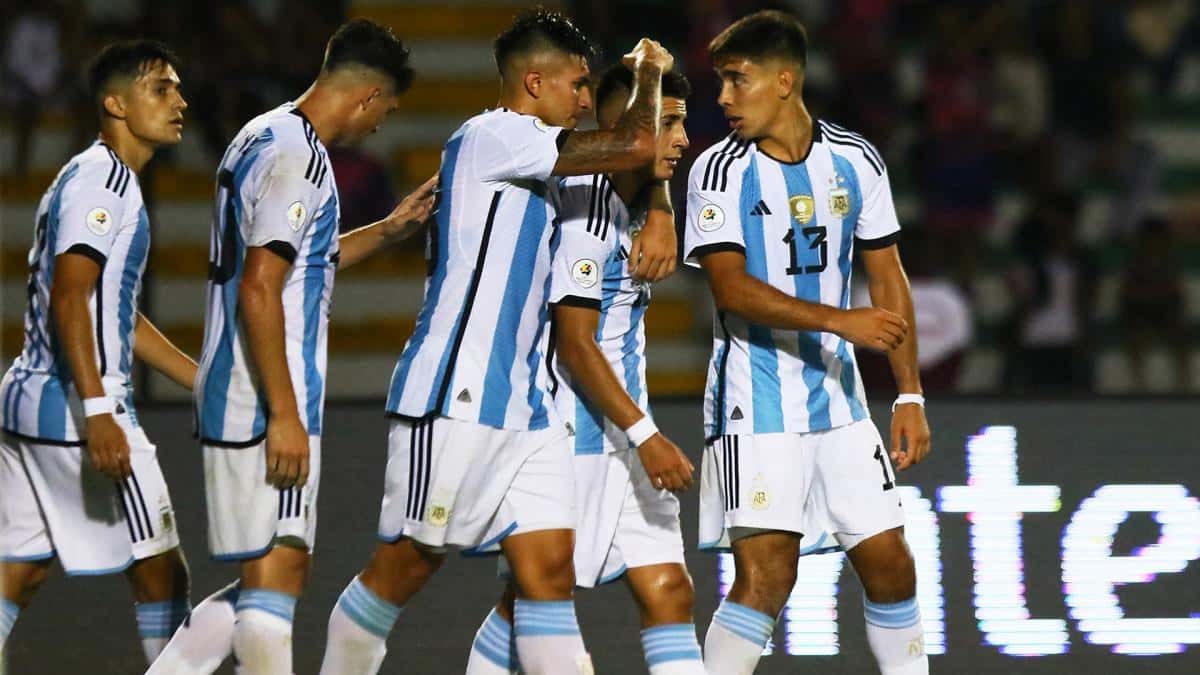 Argentina va por el primer puesto del grupo ante Uruguay