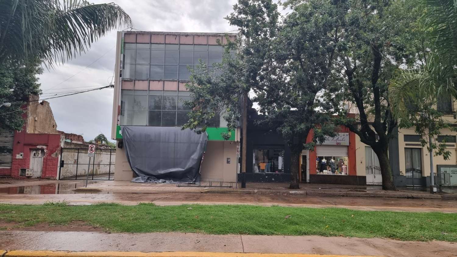 (Video) Fuerte tormenta de lluvia y viento provocó daños en Villa Cañás