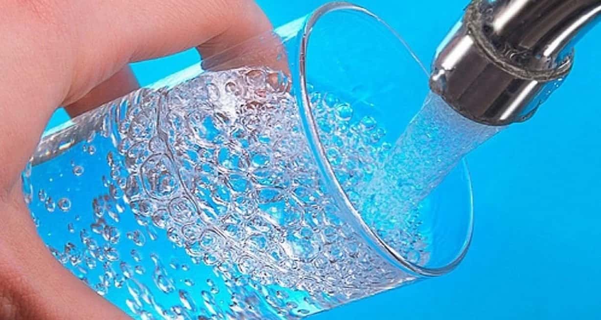 Instan a hervir el agua de red para reducir la presencia de microplásticos