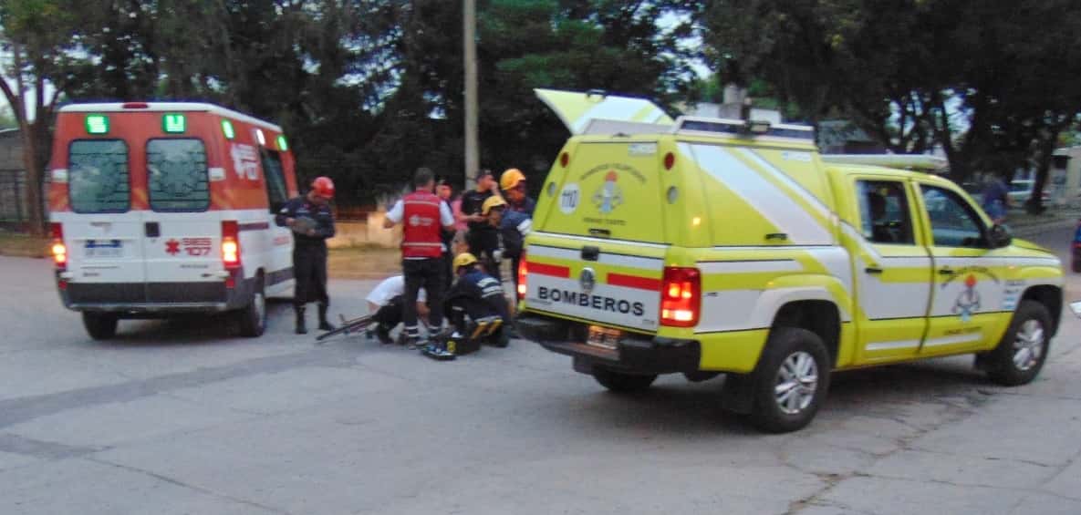 Venado Tuerto: mujer hospitalizada al chocar en bicicleta contra un auto