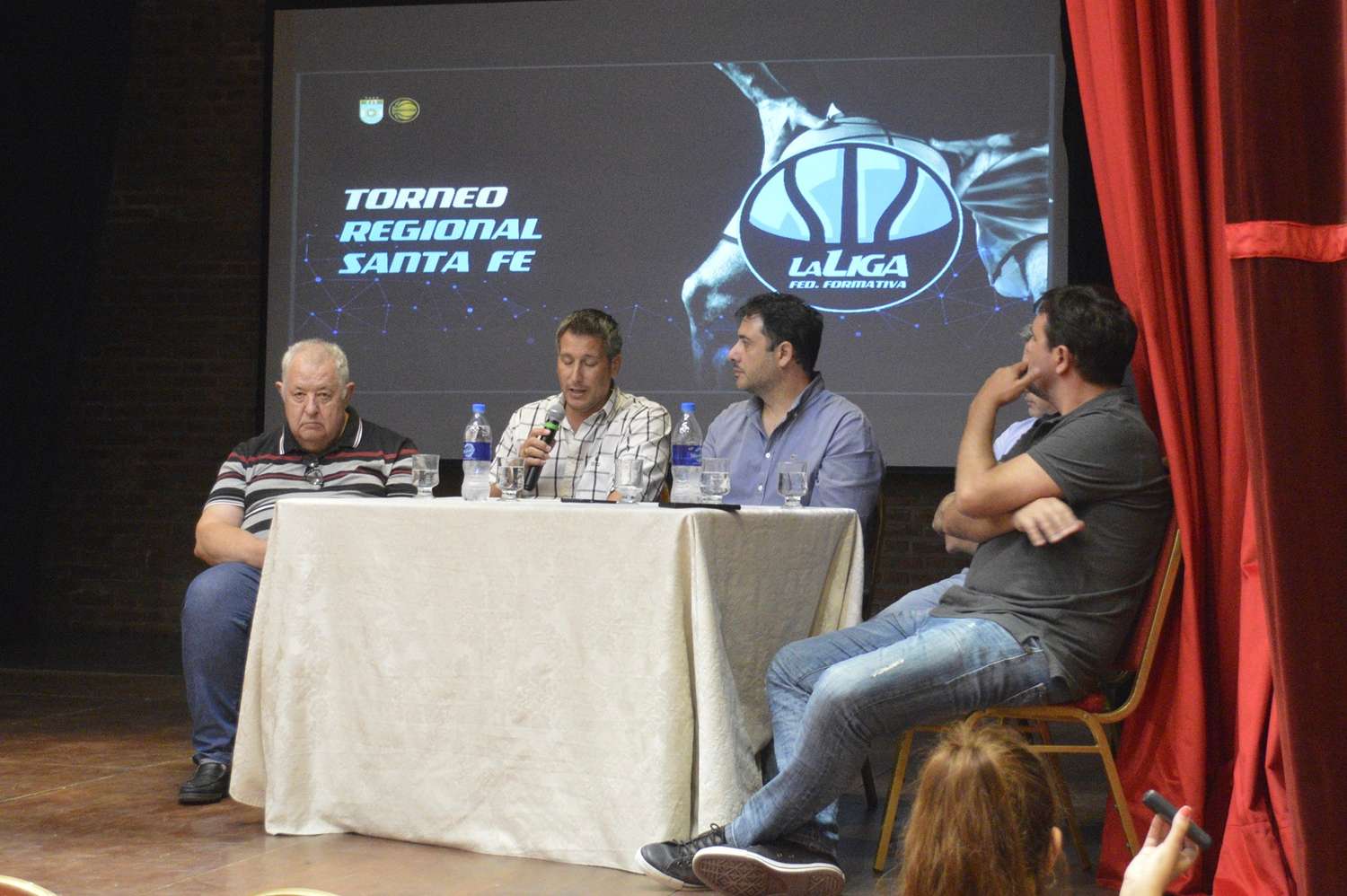 Dirigentes de la Confederación Argentina en la Conferencia para oficializar los torneos. A la izquierda, el venadense Patricio López, integrante de la misma.