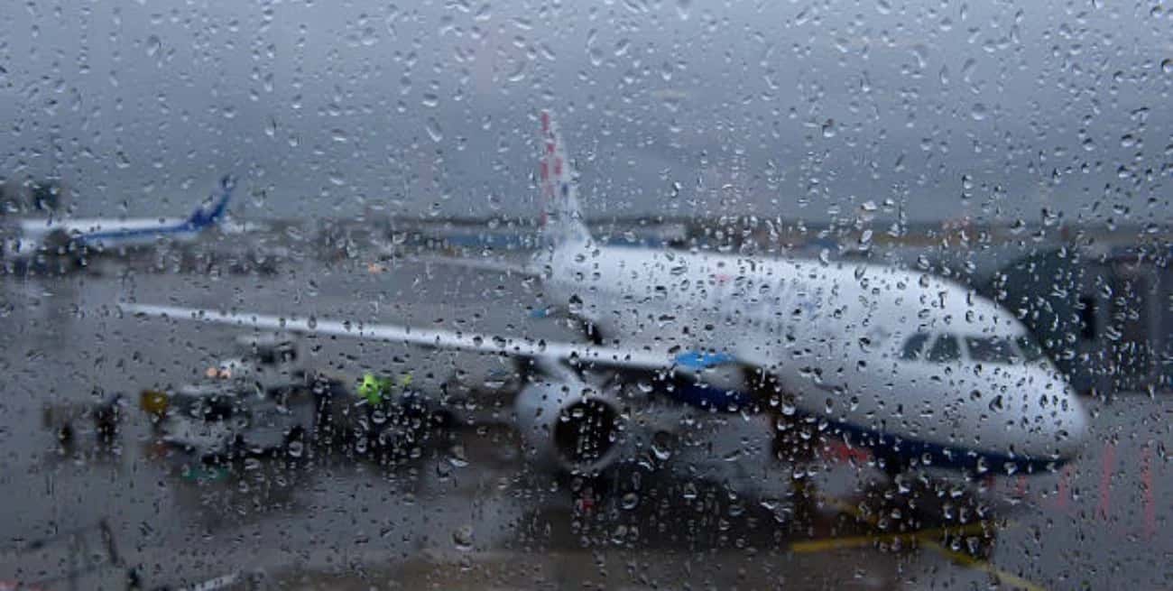 Alerta roja en Ezeiza: demoras y cancelaciones de vuelos por actividad eléctrica