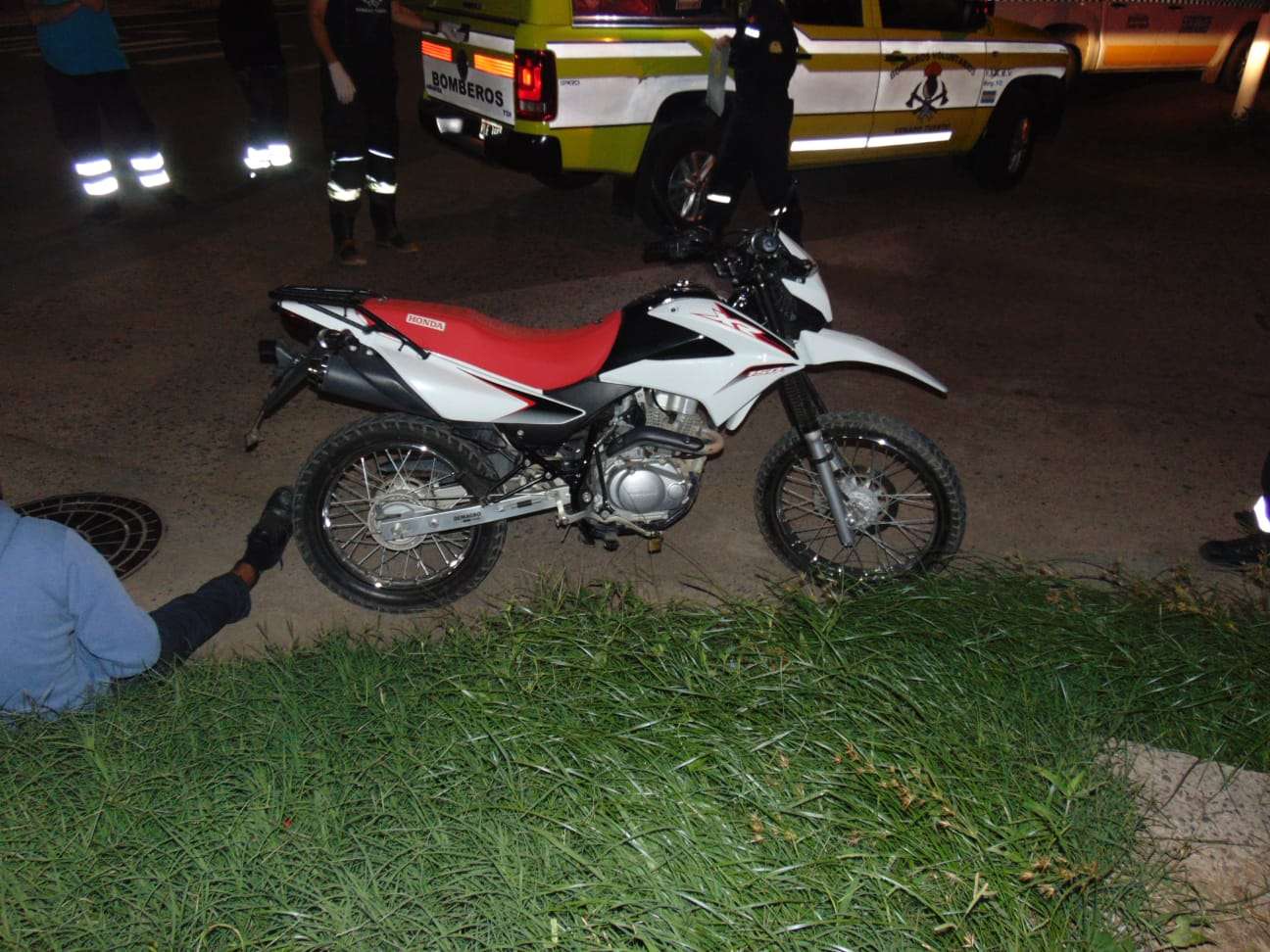 El motociclista fue atendido en el lugar por Bomberos y personal medico del SIES 107. Foto: Bomberos Voluntarios de Venado Tuerto