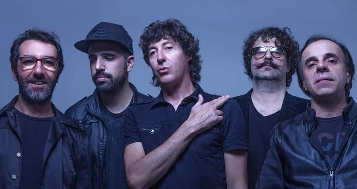 La formación actual de la banda, de izquierda a derecha: Gustavo Antuña, Santiago Marrero, Roberto Musso, Santiago Tavella y Álvaro Pinto.