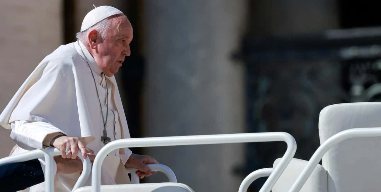Francisco ingresa al Papa móvil el día de la audiencia general semanal en la Plaza de San Pedro en el Vaticano. Crédito: REUTERS.