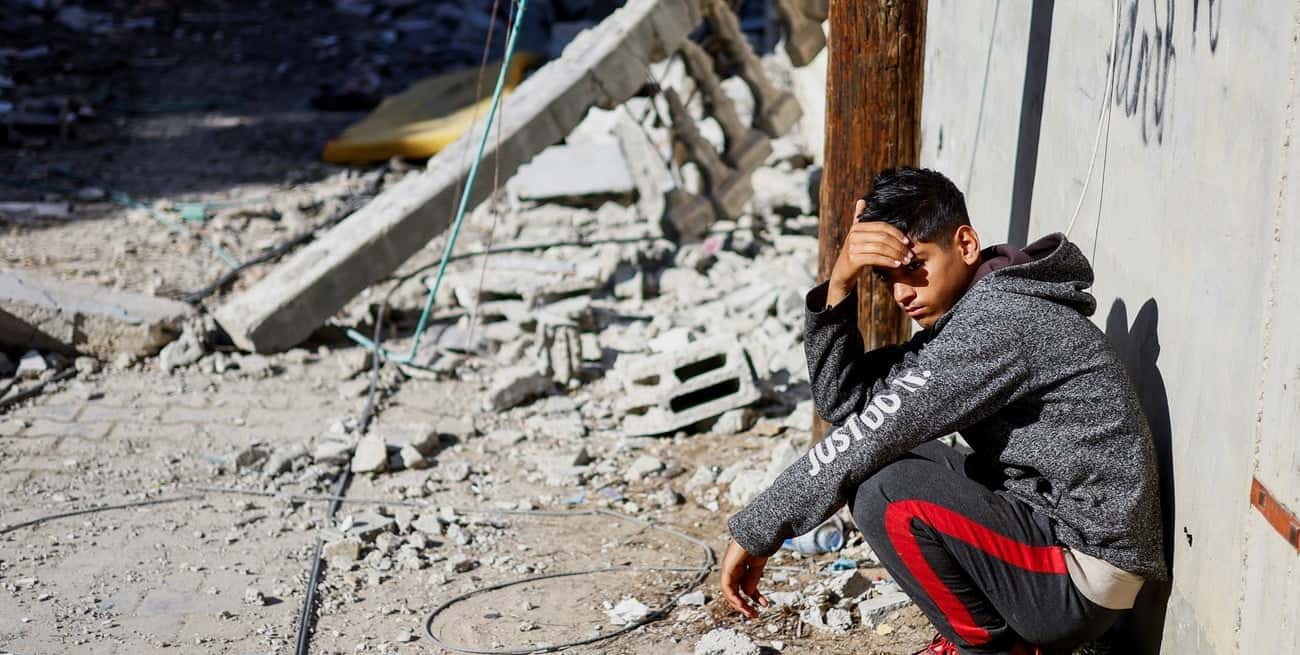 Un joven este lunes tras la destrucción de una casa en Rafah. Crédito: Mohammed Salem/Reuters