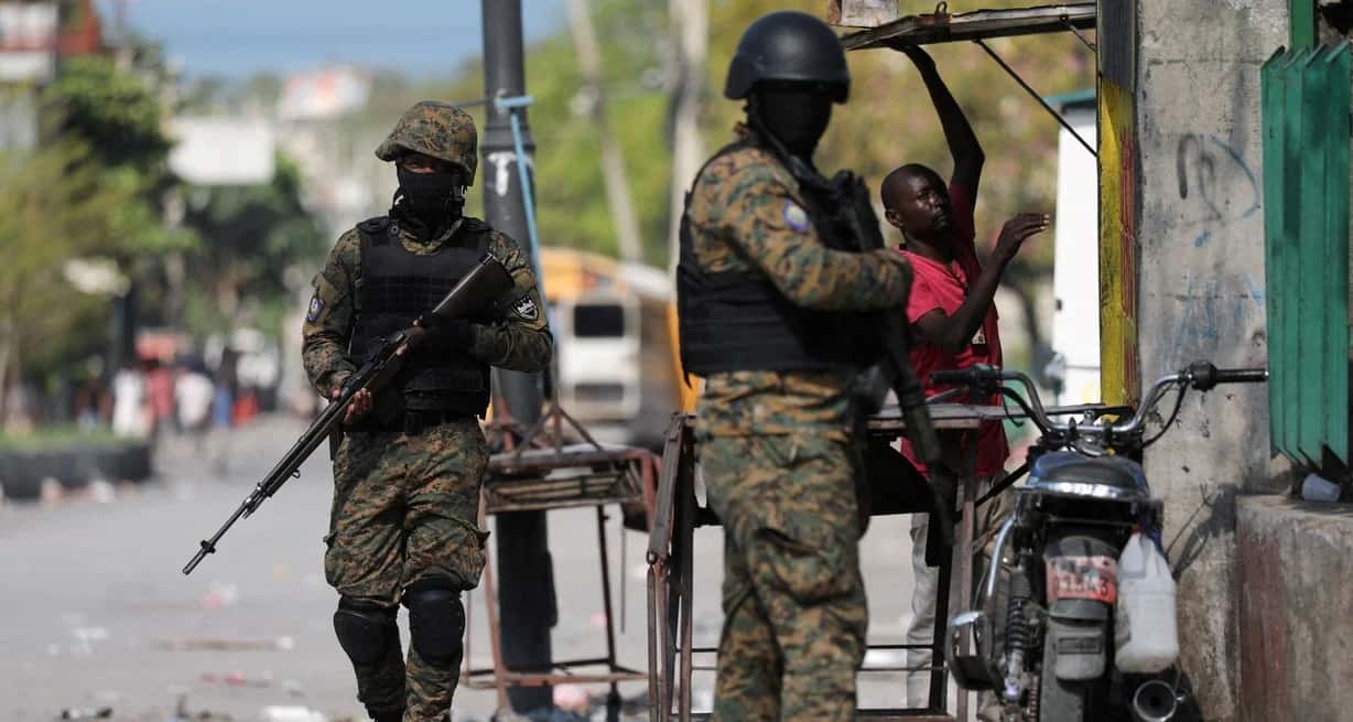 Agentes de policía patrullan mientras Haití permanece en estado de emergencia debido a la violencia, en Puerto Príncipe. Crédito: Ralph Tedy Erol/Reuters