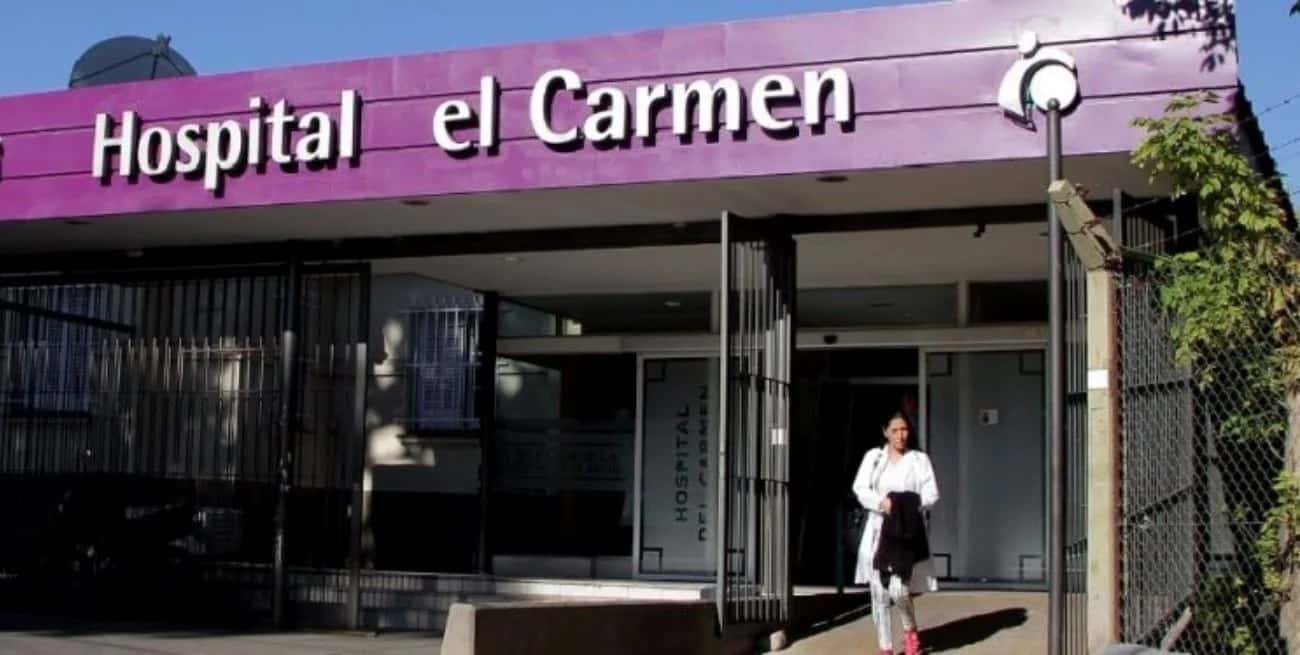 La víctima fue trasladada al hospital El Carmen con signos de ahorcamiento, además de la herida fatal en el corazón. Crédito: Gobierno de Mendoza.