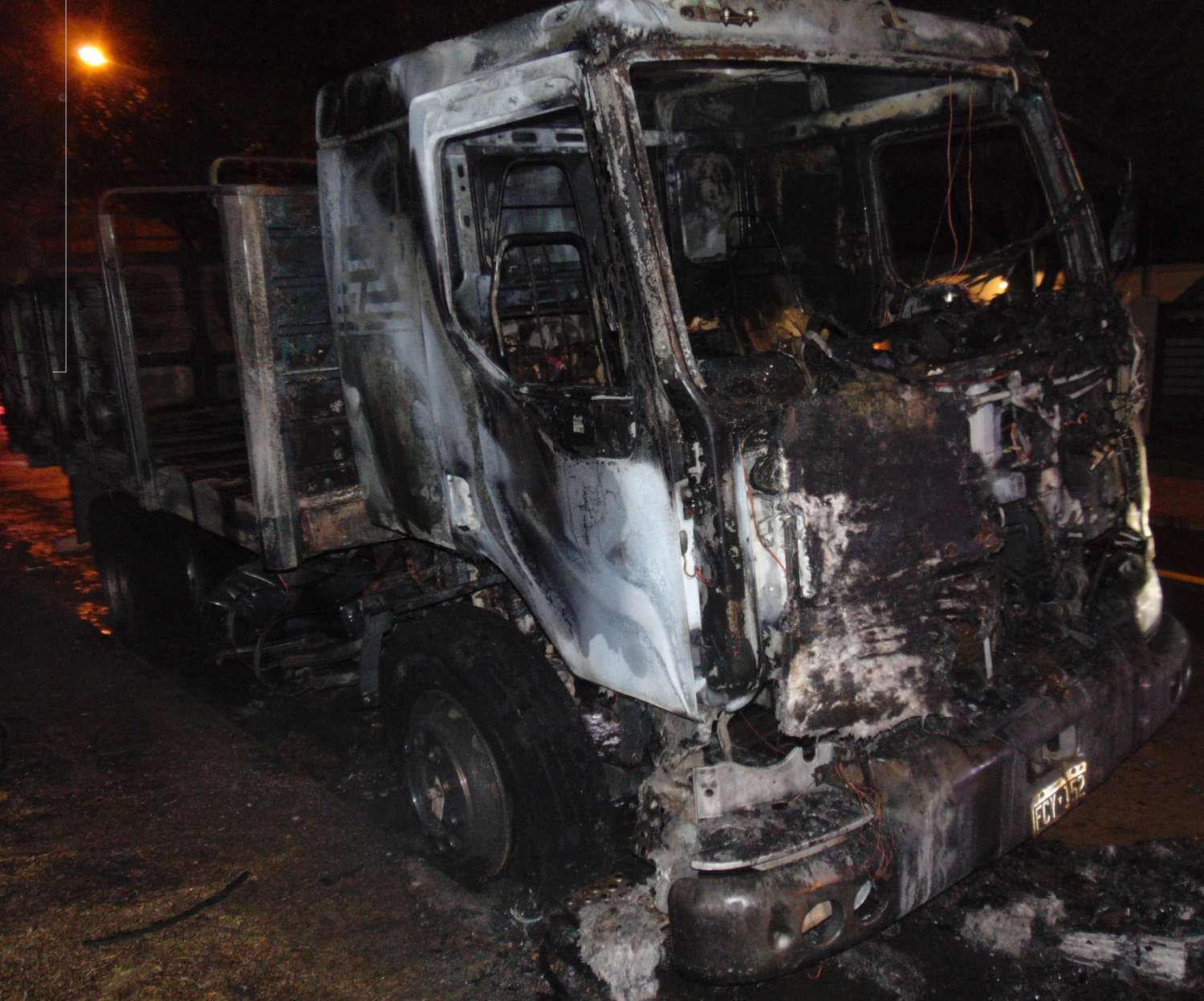 Feroz incendio de camión con derrame de combustible en calle Chacabuco