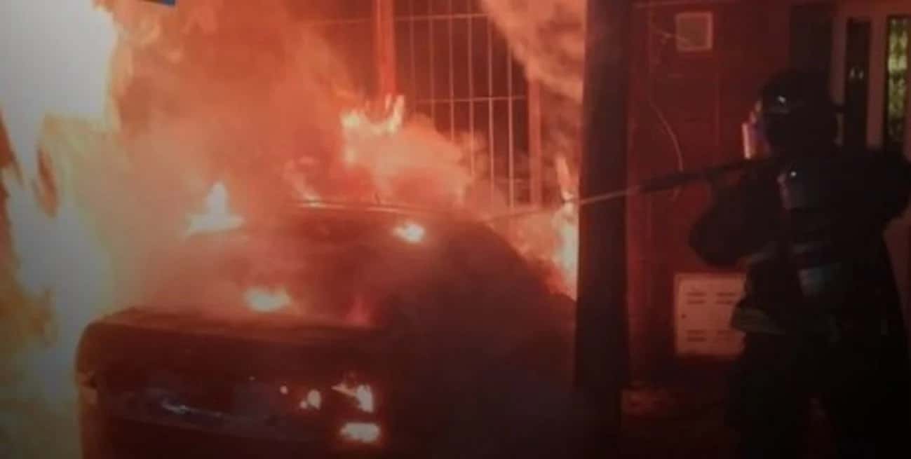 Los bomberos trabajaron en Pasco y Liniers, donde se quemaba el vehículo.