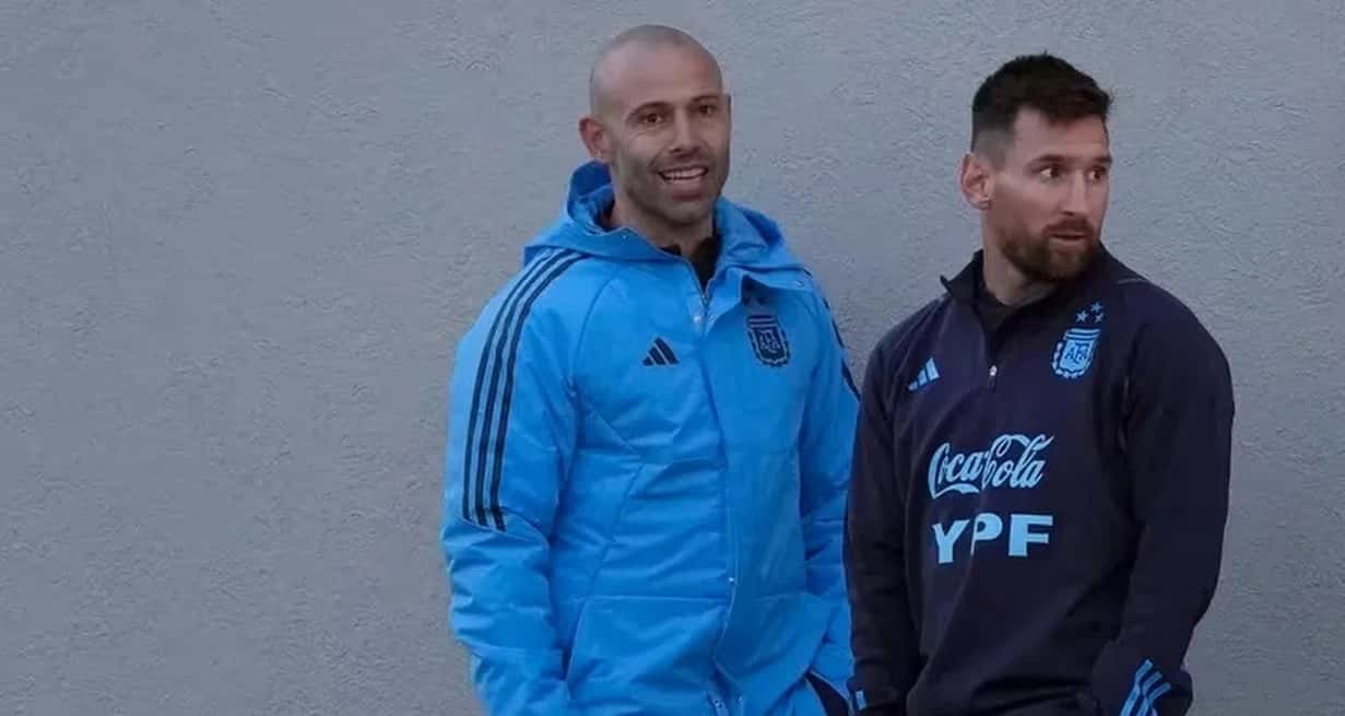 El capitán de Argentina, Lionel Messi, junto al entrenador del seleccionado Sub 23, Javier Mascherano, hablan durante un entrenamiento previo al debut ante Ecuador por las Eliminatorias Sudamericanas para el Mundial 2026.
