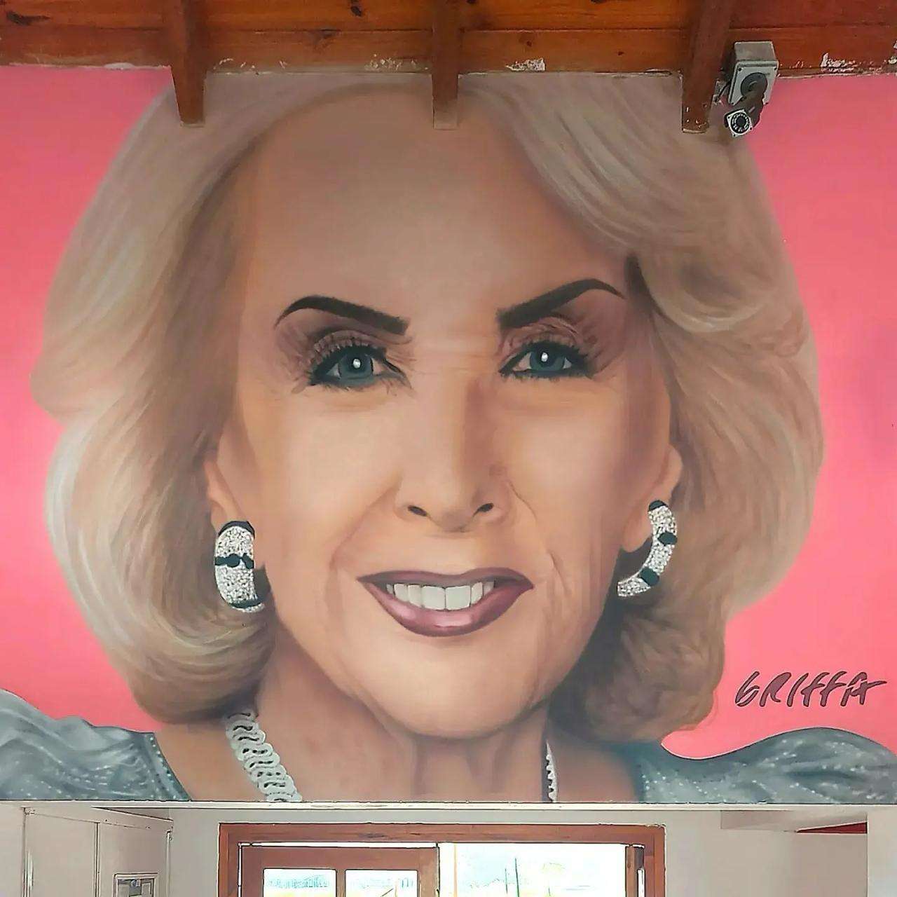 El mural de Rosa María Juana Martínez Suárez, más conocida por Mirtha Legrand fue plasmado en la terminal de colectivos