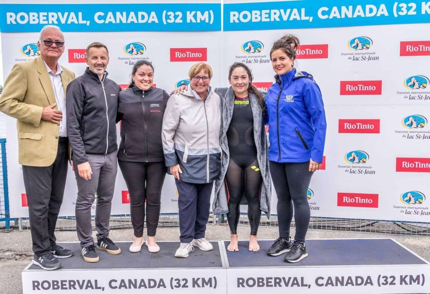 El año pasado, Vanesa García (segunda desde la derecha) también fue protagonista de la prueba que recorre los 32 kilómetros para cruzar el Lago San Juan, que une las ciudades de Peribonka y Roberval, en la provincia canadiense de Quebec.