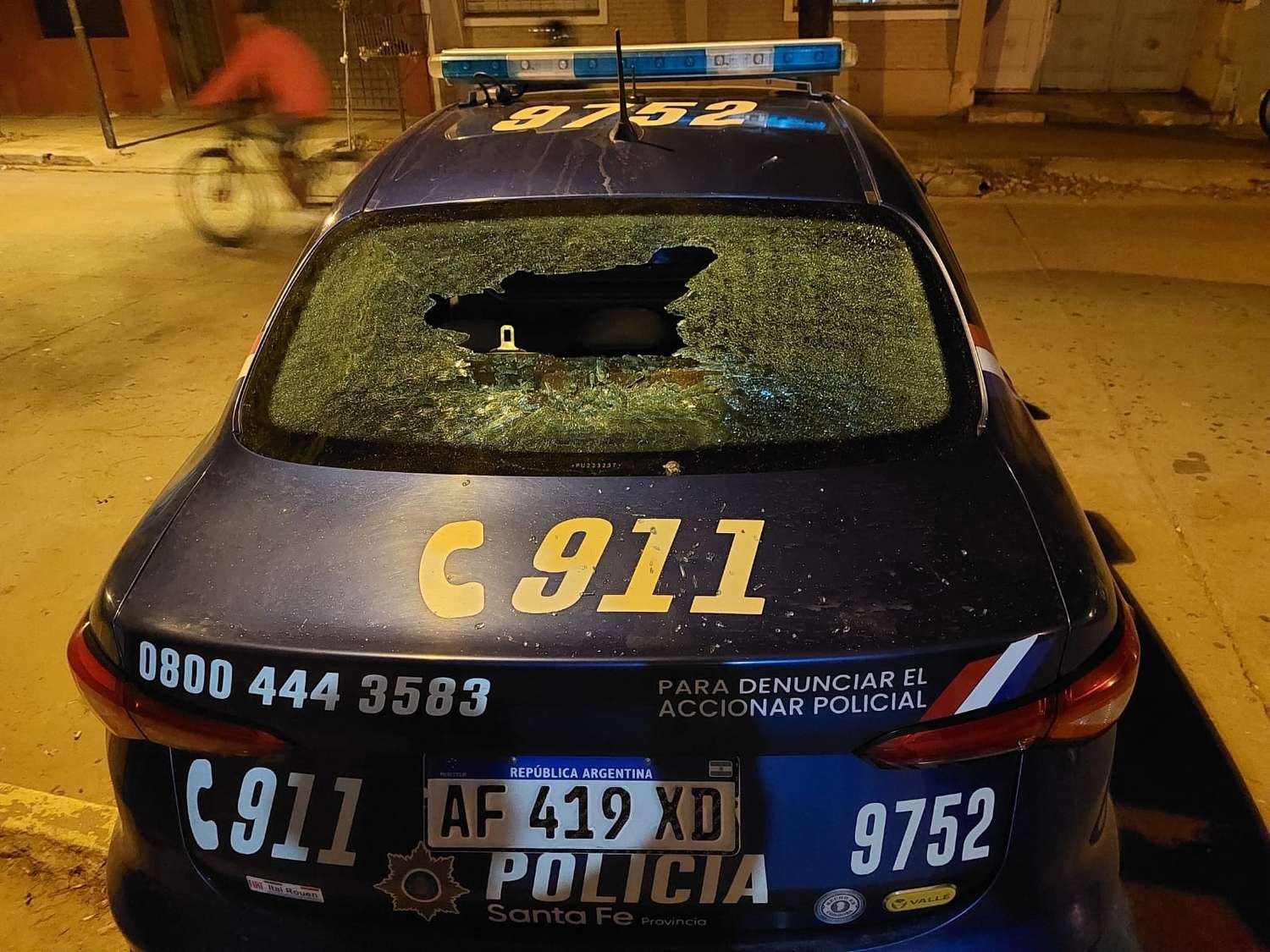 Venado Tuerto: arrestado por dañar un móvil policial y agredir a un efectivo, frente a Comisaría 2da