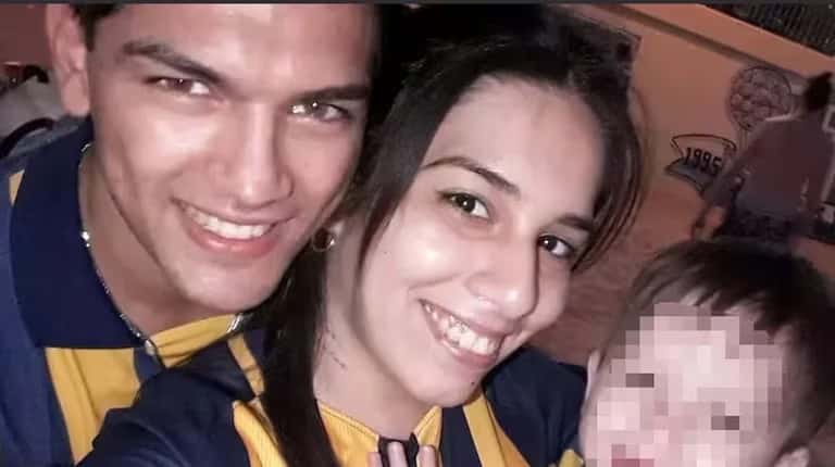 Bruno Bussanich, el playero asesinado en Rosario, junto a su pareja, Jimena López, y el bebé de ambos.