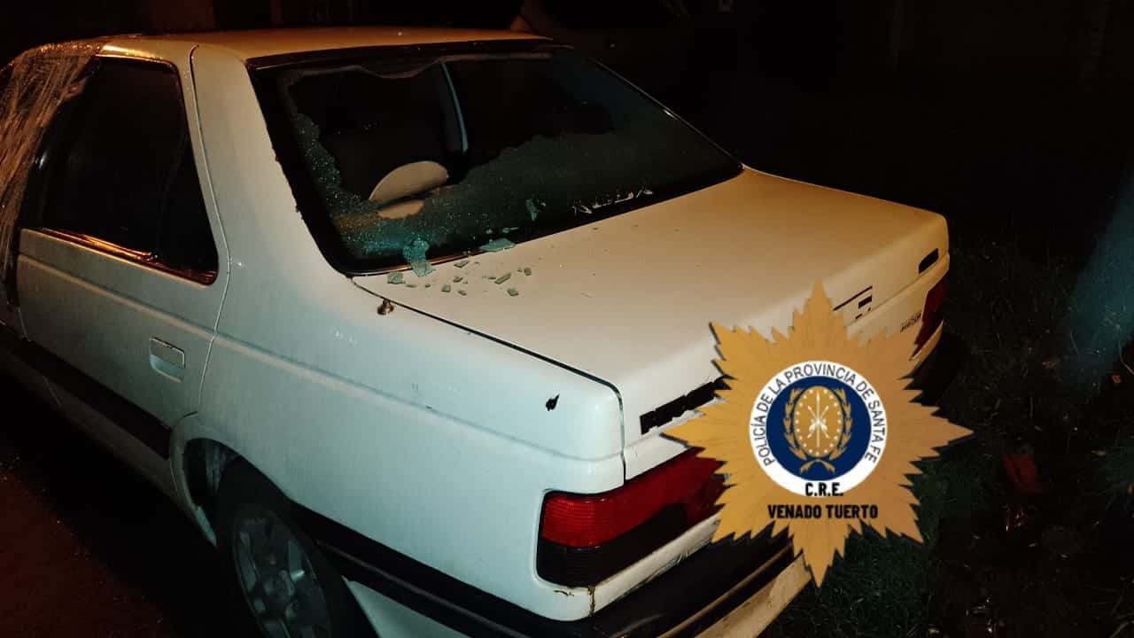 Dos adolescentes, uno menor de edad, rompieron el vidrio de un automóvil