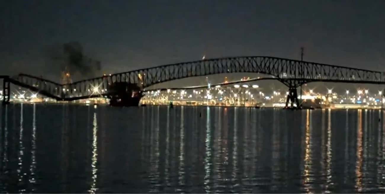 Video: un buque chocó y derrumbó un puente en plena ciudad de Baltimore en Estados Unidos