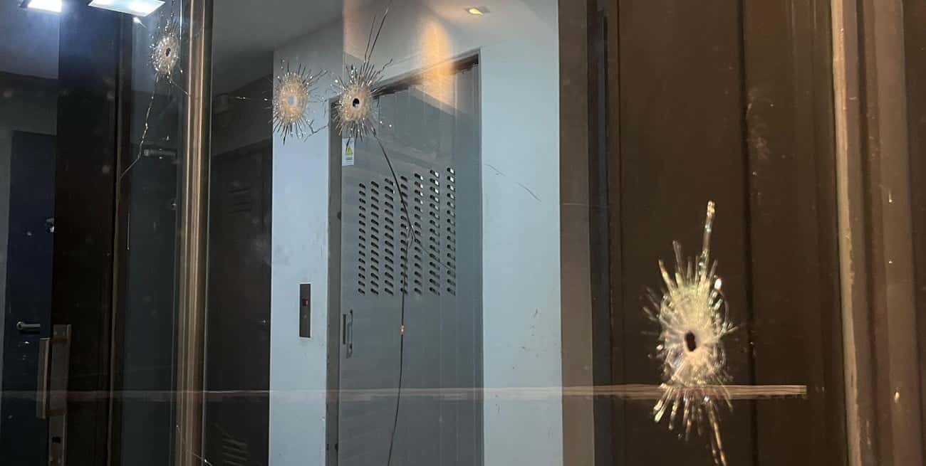 Al menos 9 balas impactaron contra el edificio. Crédito: Marcelo Manera