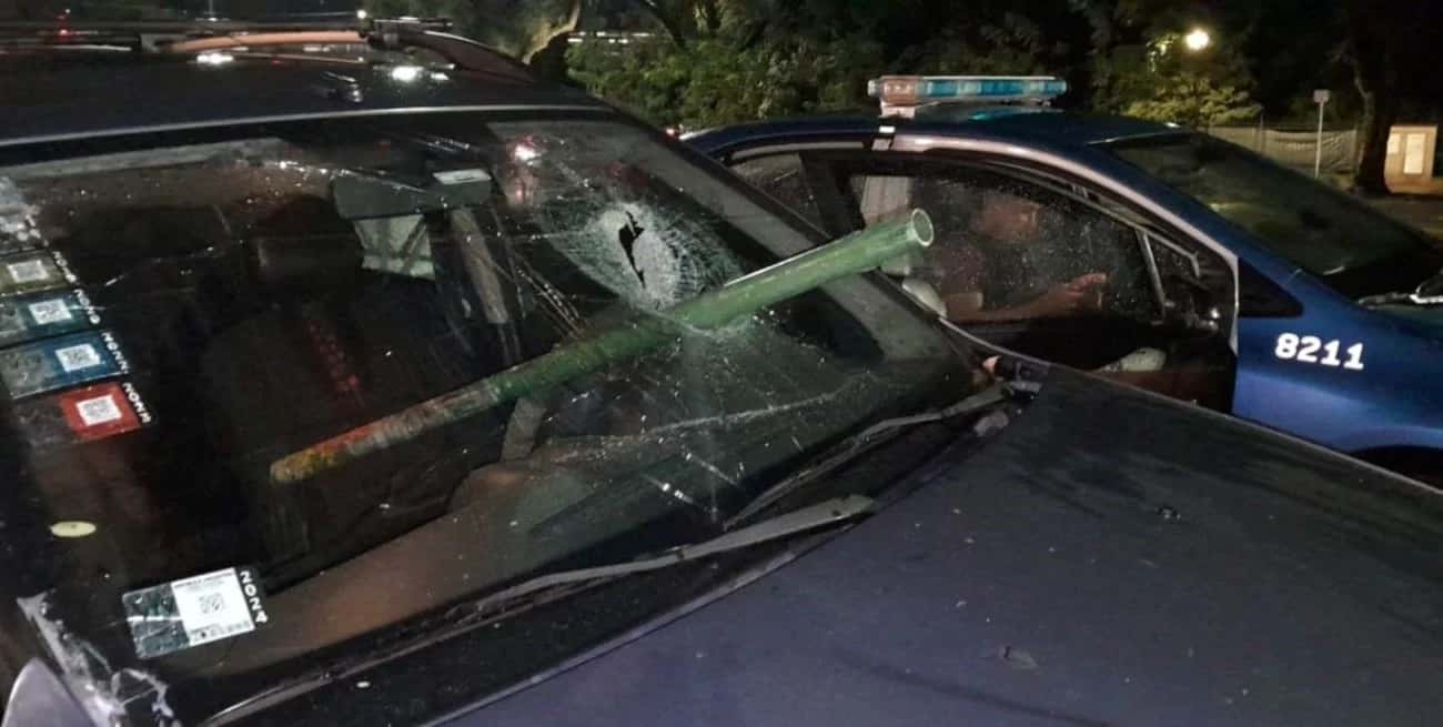 Video: lanzó un caño al parabrisas de un auto para robarle y fue detenido