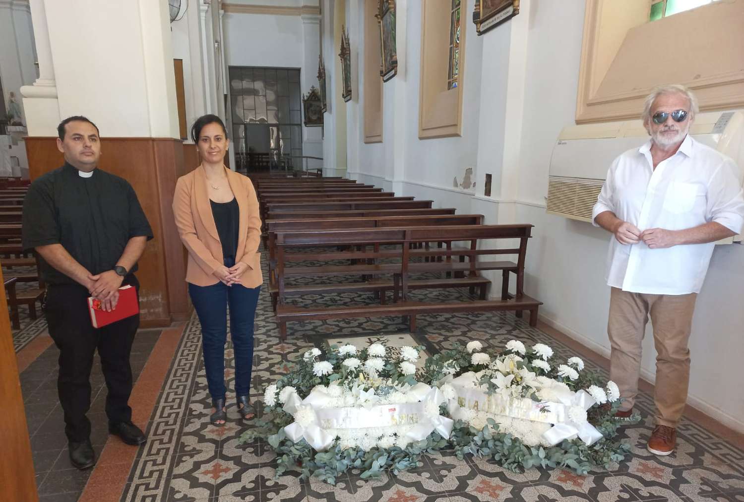 Entrega de ofrendas florales en la Iglesia Santísima Trinidad de Rufino.