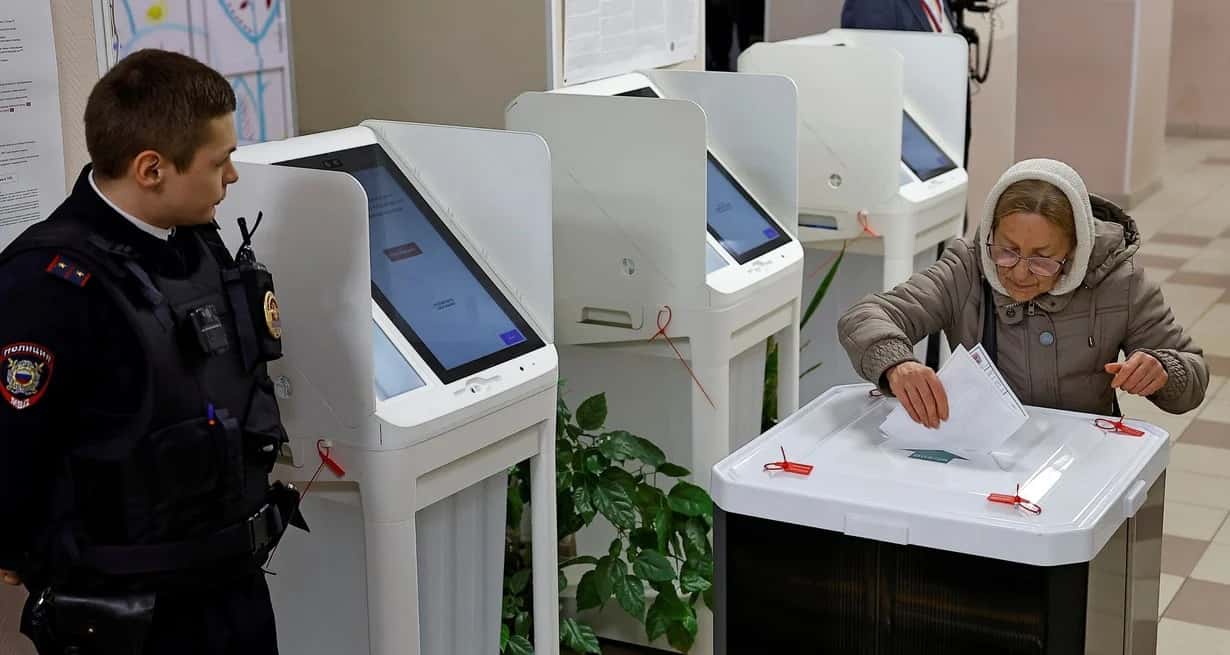 Una ciudadana colocando su voto en la urna en un centro de votación de Moscú este sábado. Crédito: Evgenia Novozhenina/Reuters