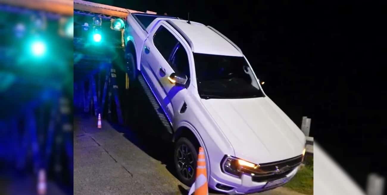 Avellaneda: quiso esquivar un control policial y terminó con su camioneta sobre la baranda de un puente