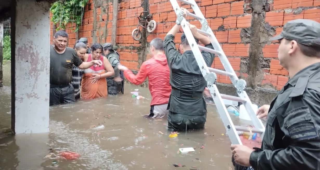 (Videos) Intenso temporal en Corrientes: casas inundadas, voladura de techos, derrumbe de un histórico mural y saqueos