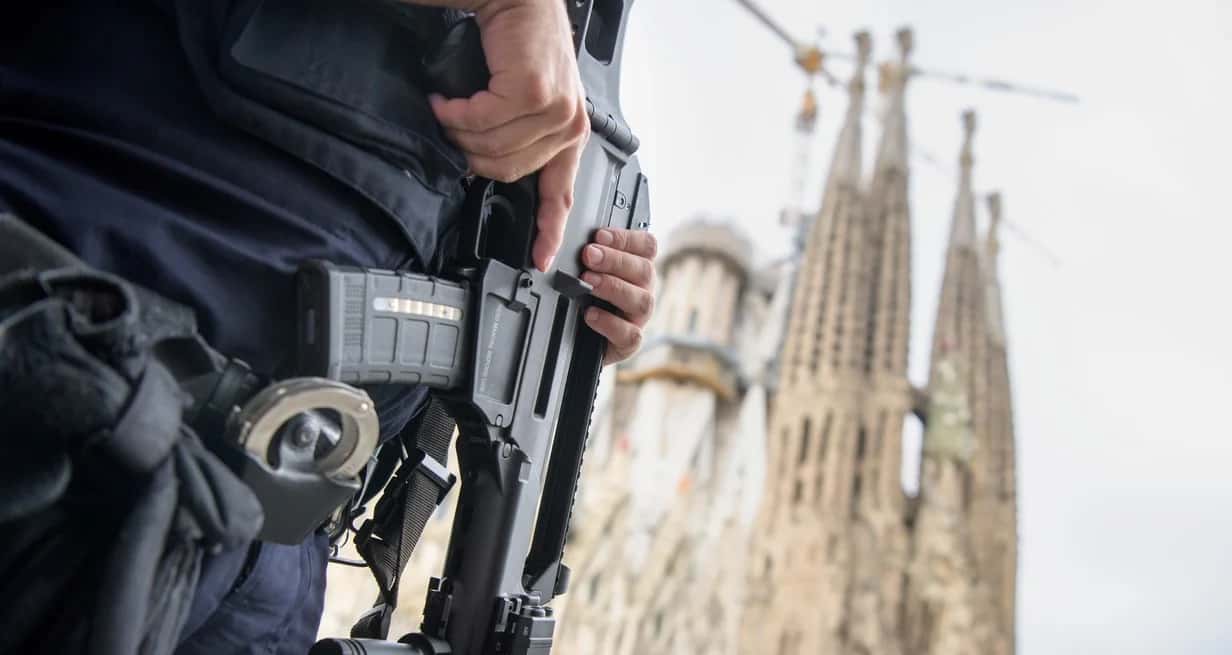 Un efectivo policial tras el atentado en la Sagrada Familia, en Barcelona. Imagen de archivo.
