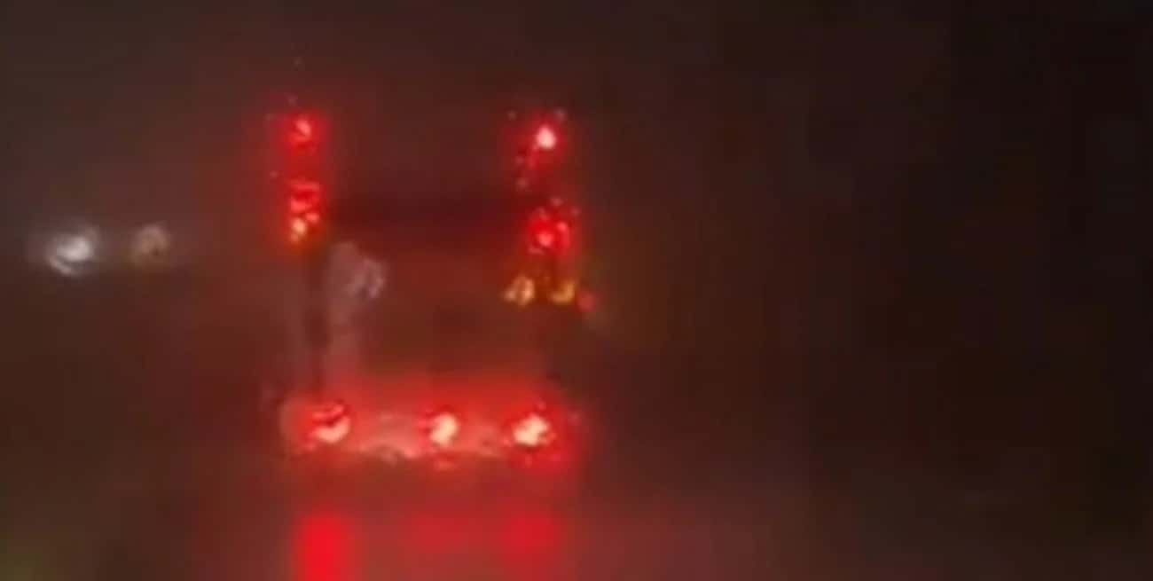 Video: en medio del temporal, volcaron dos camiones en la Ruta Nacional 9