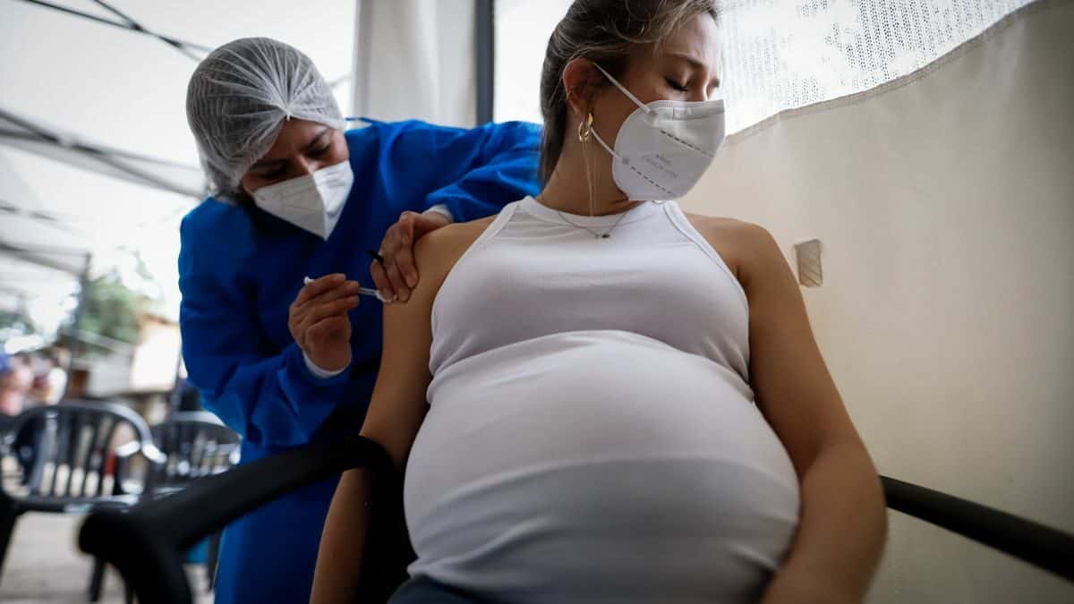 Vacuna contra el virus sincicial respiratorio para embarazadas: ¿Cuándo estará disponible en el sur santafesino?