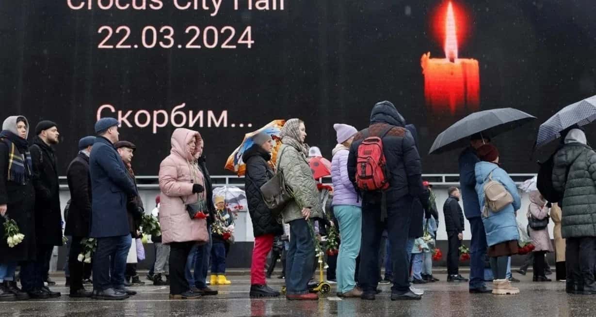 Decenas de personas homenajean a las víctimas del ataque contra el Crocus City Hall, en la parte exterior de la sala de conciertos, en Moscú. Créditos: Reuters