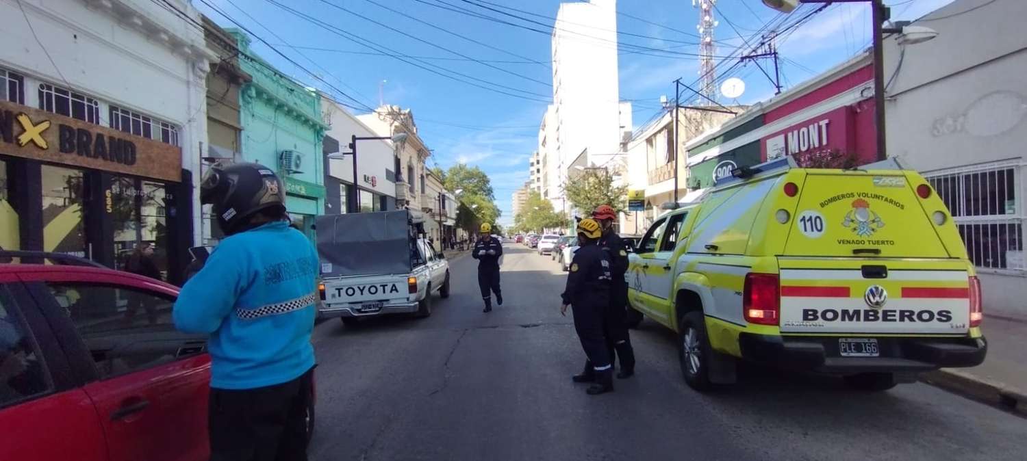 Un vehículo colisionó a una peatón en San Martín y Maipú y se dio a la fuga.