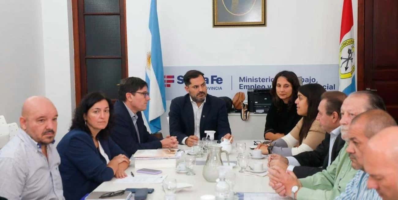 La reunión se llevó a cabo en sede del Ministerio de Trabajo, en la capital santafesina.
