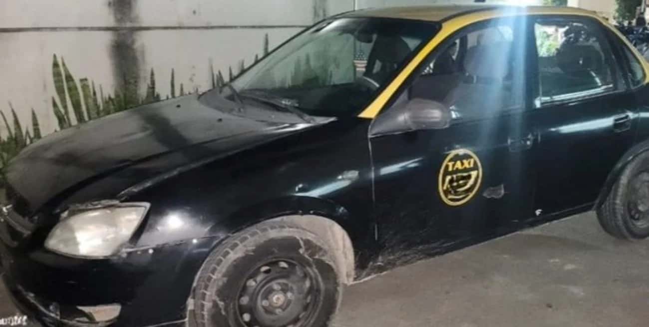Rosario: un auto pintado de taxi fue acribillado y hay tres personas heridas