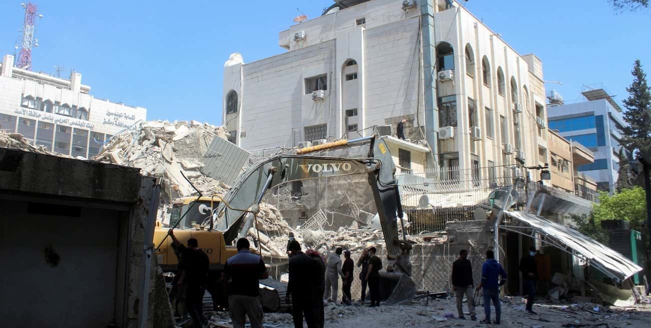 El embajador de Irán en Siria dijo que el ataque alcanzó un edificio consular en el complejo de la embajada y que su residencia estaba en los dos pisos superiores. Crédito: REUTERS.