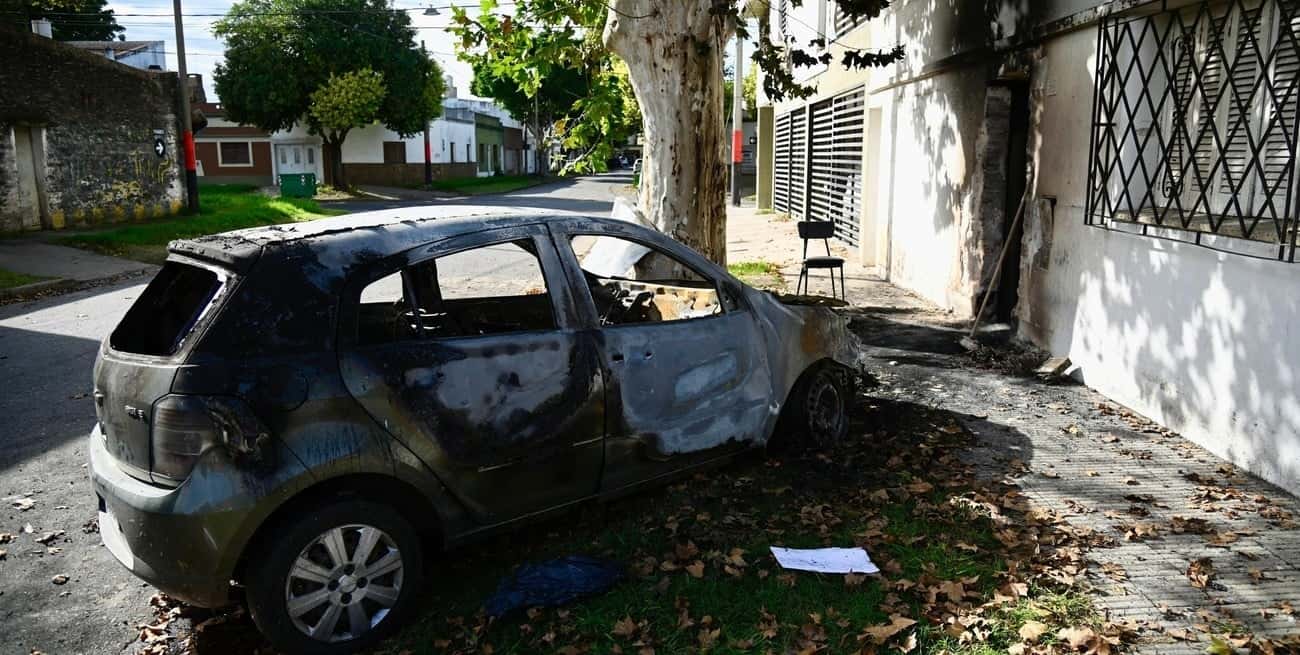 Más amenazas en Rosario: 13 autos incendiados y mensajes para Pullaro y Bullrich