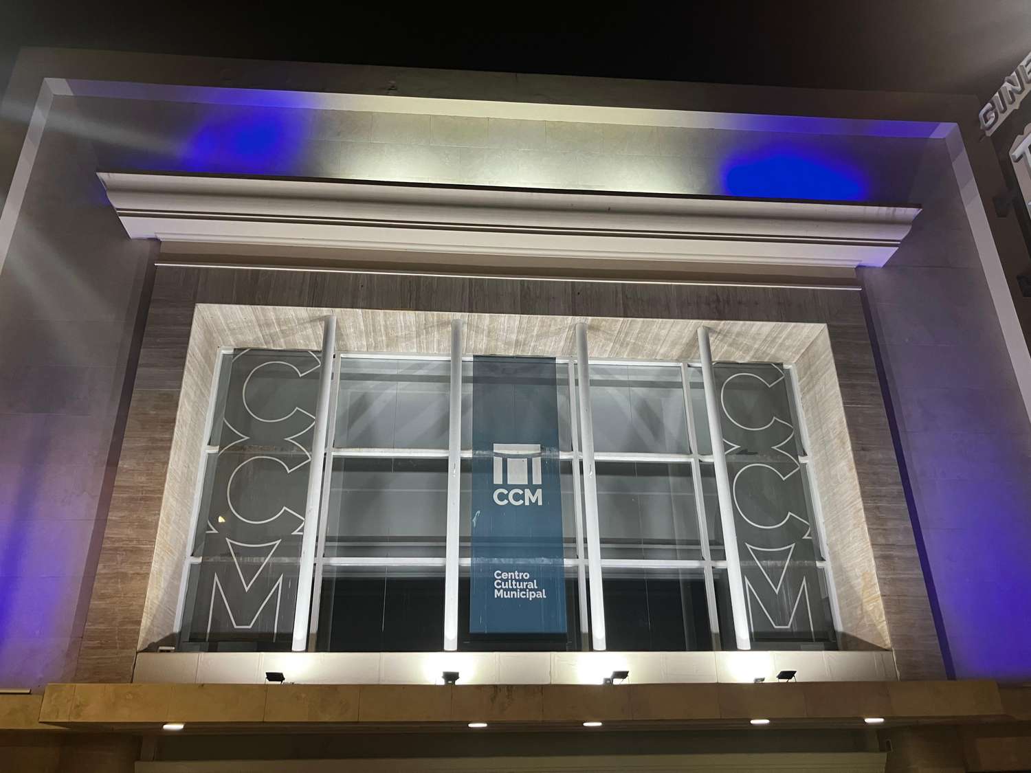 La actividad se visibilizó coloreando de azul la fachada del Centro Cultural venadense.