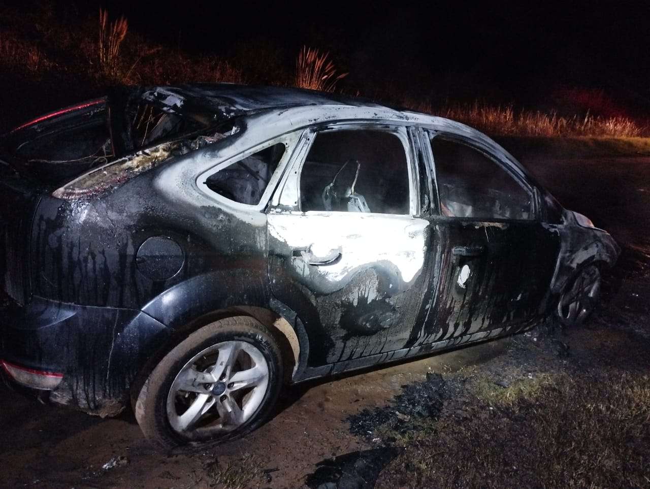 Voraz incendio de un auto con pérdidas totales en el camino a Carmen